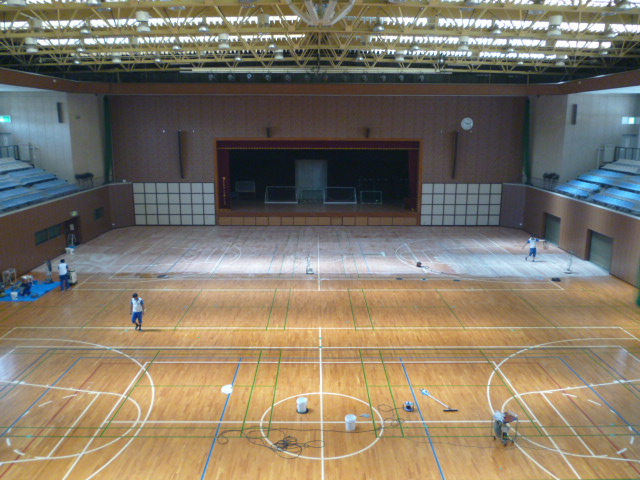 バタフライアリーナ 柳井市体育館 床研磨塗装 山口県 総合ビルメンテナンス ビークルーエッセのブログ