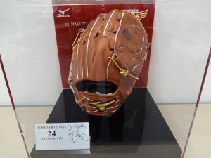 田中将大投手開幕連勝記録達成記念オーセンショングラブ